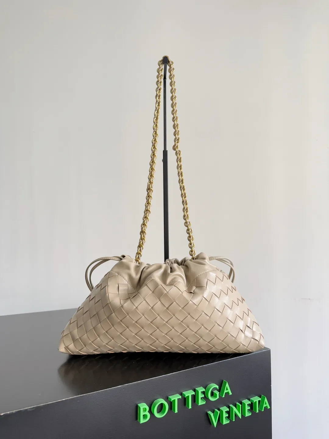 Batch 1680 BOTTEGA VENETA 2025 new women's Dustbag Notte clutch. Dustbag, which has been very popular since its launch, has a chain clause! ! The hand-carrying method is reminiscent of the classic bag type Pouch , light and elegant, the reserved drawstring design allows the bag to be used as an armpit bag, and the chain is longer, which is very suitable for sisters who like to free their hands and carry cross-body backpacks. No matter which way you carry it, you can change the back according to the occasion and your mood that day. It can make the overall outfit more fashionable🪄🪄The body of the bag has also been widened. It is the rainy season and the weather is hot. The bag can easily accommodate a small umbrella and water bottle. The lining is made of nylon, which is light and comfortable to carry, and is very suitable for summer use. Style number: 839394 Size: 33*19*8cm